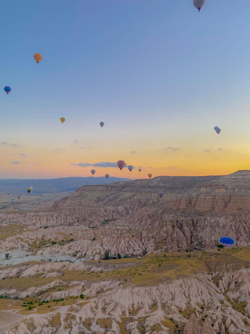 Kapadokya vadileri sıcak hava balonları gündoğumu